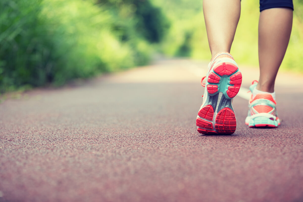 ウォーキングで運動不足を解消しよう。効果的なやり方やフォームを解説