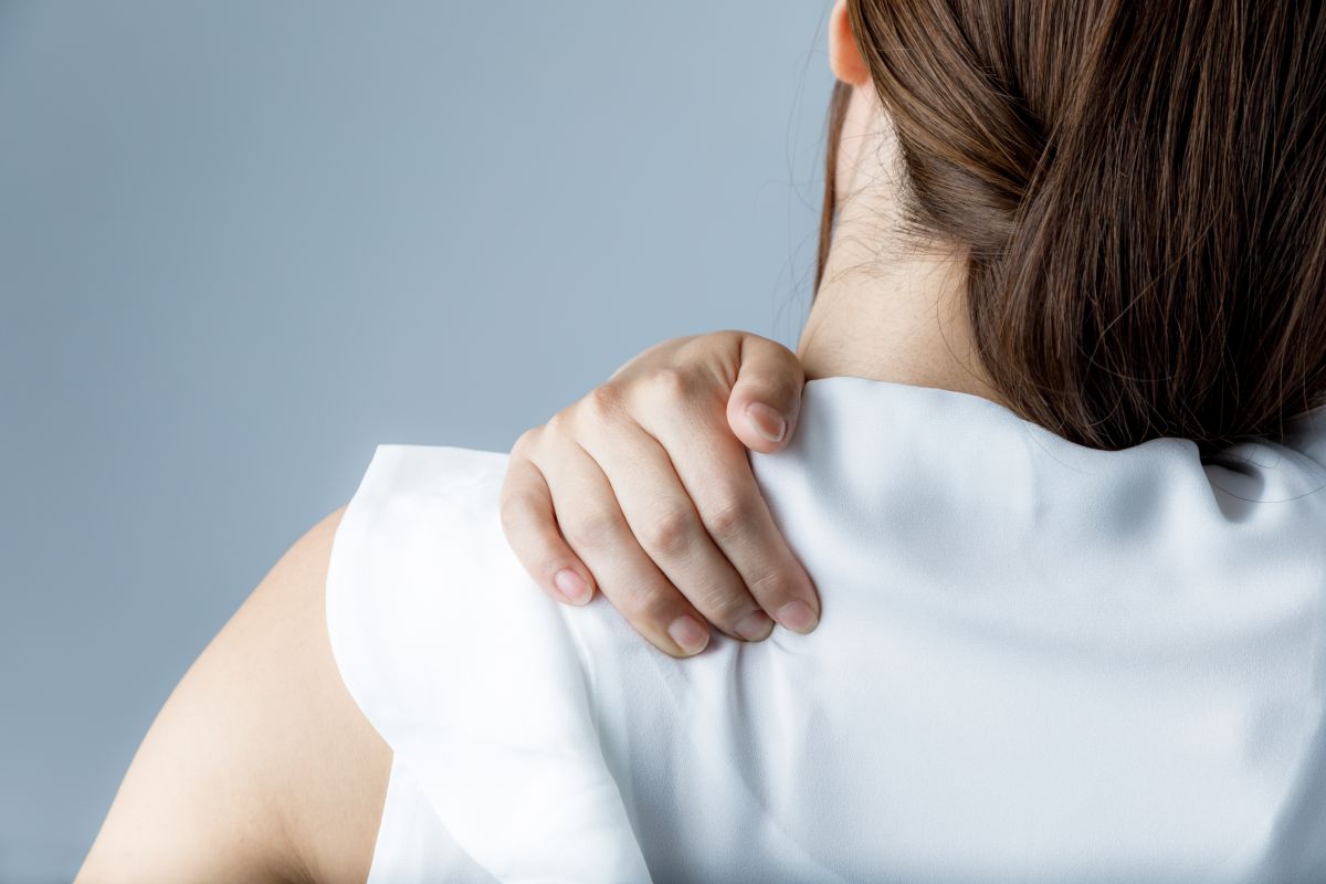 運動不足と肩こりの関係とは?簡単ストレッチと筋トレで解消していこう