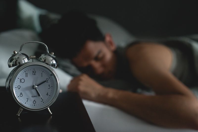 筋トレ後の眠気を防ぐには、生活リズムを整えるべき