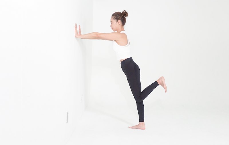 スタンディングレッグカールのやり方｜自重とマシンは何が使う？効果も